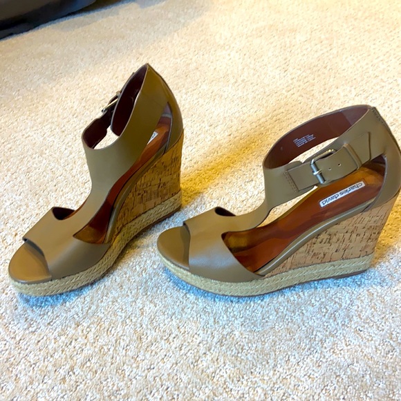Charles David wedges in olive green - Picture 2 of 2